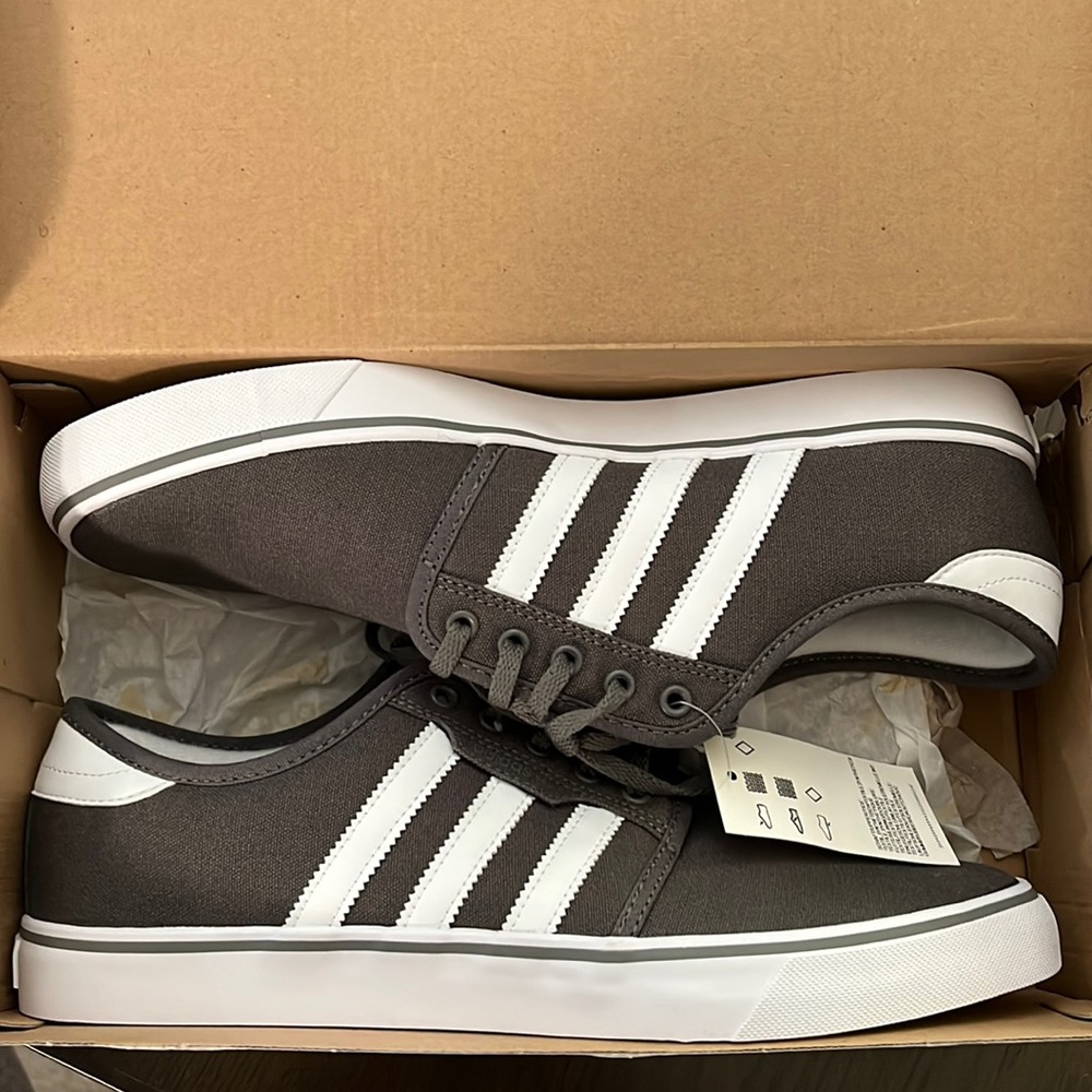 Adidas Orginal Seeley. Brand new. Size 11. Ash/Whitep